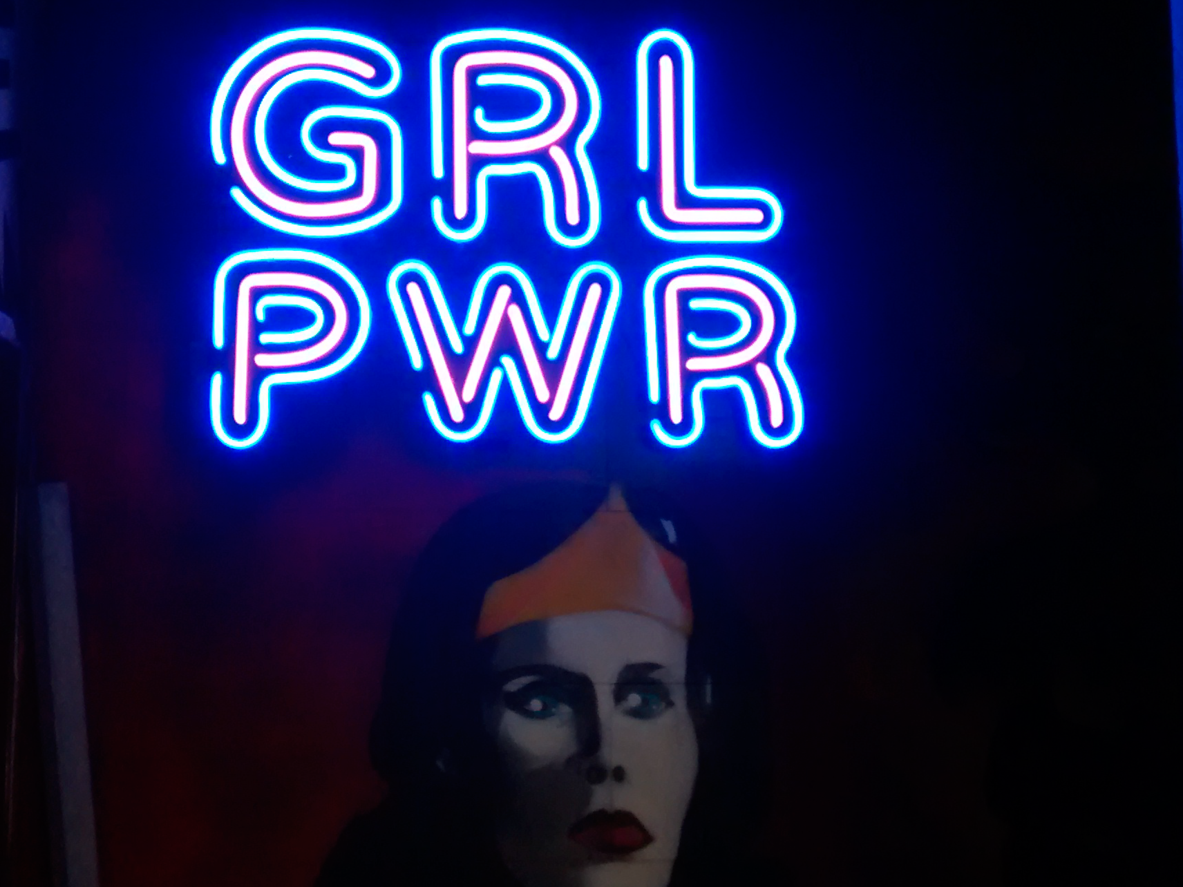 Logo en Neon y anclaje en polifan